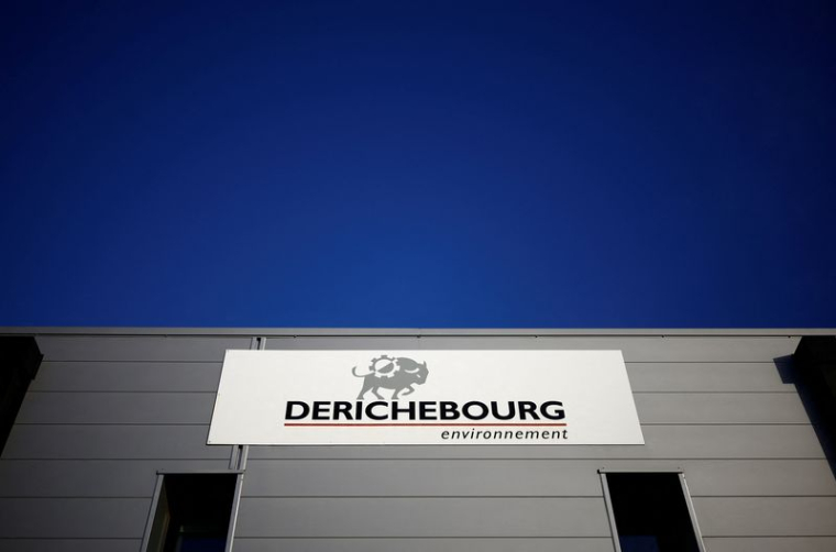 Un logo de Derichebourg Environnement est visible sur le bâtiment de l'entreprise à Nantes