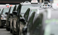 Des chauffeurs de taxis manifestent sur l'autoroute A1, près de Paris, le 21 mai 2025 ( AFP / Thomas SAMSON )