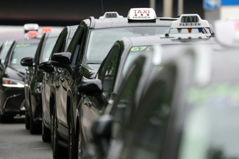 Manifestation de taxis à Saint-Denis en Seine-Saint-Denis, le 21 mai 2025 ( AFP / Thomas SAMSON )