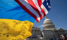 Photo des drapeaux de l'Ukraine et des Etats-Unis qui flottent devant le Capitole des États-Unis