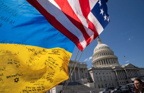 Photo des drapeaux de l'Ukraine et des Etats-Unis qui flottent devant le Capitole des États-Unis