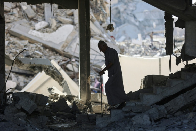 Un vieil homme marche dans les décombres d'un immeuble à Khan Younès, dans le sud de la bande de Gaza, le 24 septembre 2025 ( AFP / Omar AL-QATTAA )