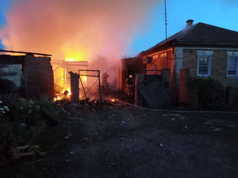 Une maison en feu après un bombardement dans la région de Belgorod, en Russie