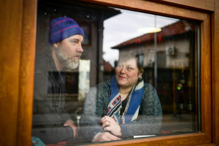 Anne Dupal et son époux Christian Rudnicki la fenêtre de leur boulangerie éLe Françaisé à Bansko, le 13 février 2026, en Bulgarie ( AFP / Nikolay DOYCHINOV )