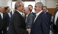 Le président iranien Masoud Pezeshkian rencontre le chef du Hamas Khaled Mashal, à Doha