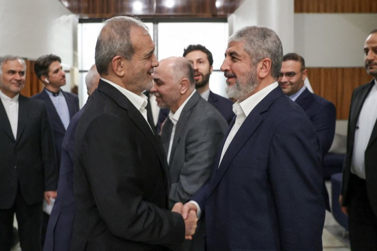 Le président iranien Masoud Pezeshkian rencontre le chef du Hamas Khaled Mashal, à Doha