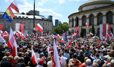 Le candidat à la présidentielle, Rafal Trzaskowski (c, arrière-plan), maire pro-UE de Varsovie et membre de la Coalition civique, s'adresse à ses partisans lors d'un rassemblement de campagne à Varsovie, le 25 mai 2025, une semaine avant le deuxième tour des élections ( AFP / Sergei GAPON )