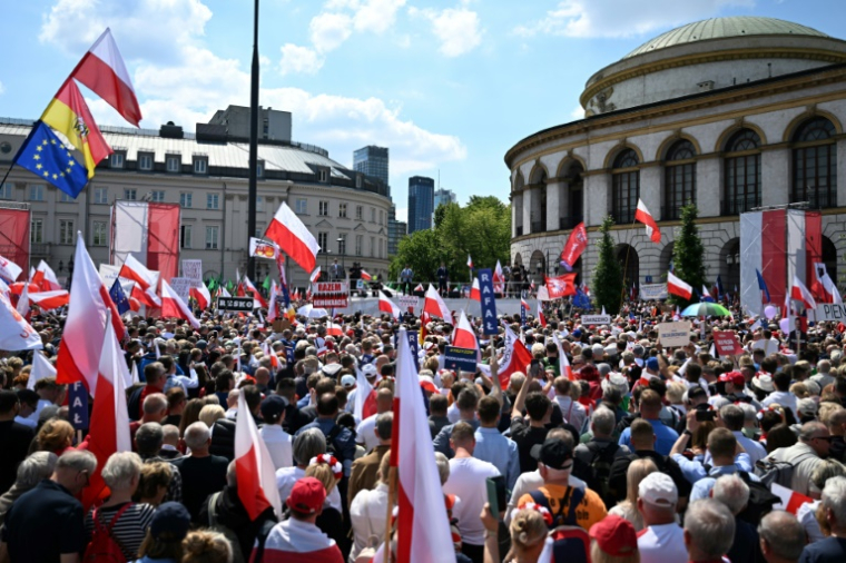 Le candidat à la présidentielle, Rafal Trzaskowski (c, arrière-plan), maire pro-UE de Varsovie et membre de la Coalition civique, s'adresse à ses partisans lors d'un rassemblement de campagne à Varsovie, le 25 mai 2025, une semaine avant le deuxième tour des élections ( AFP / Sergei GAPON )