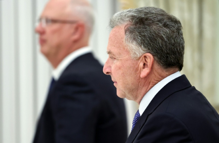 L'envoyé spécial américain Steve Witkoff (d) et l'émissaire russe Kirill Dmitriev assistent à une réunion avec le président russe au Kremlinle 22 janvier 2026 à Moscou  ( POOL / Alexander KAZAKOV )