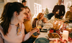 Des astuces permettent de réveillonner autour d’un succulent repas sans se ruiner. ( crédit photo : Getty Images )