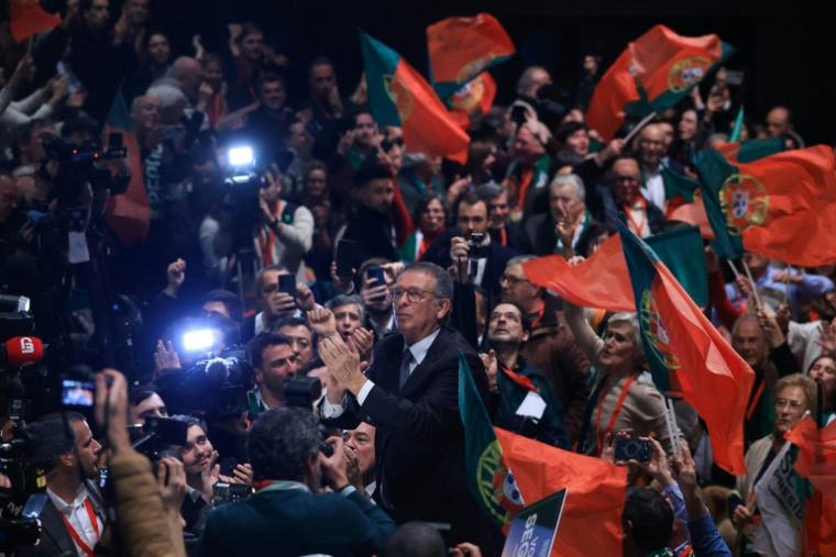 Le président socialiste portugais nouvellement élu, Antonio José Seguro, fête sa victoire avec ses partisans à Lisbonne, le 8 février 2026 ( AFP / PATRICIA DE MELO MOREIRA )