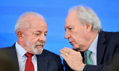 Luiz Inacio Lula da Silva (G) et son ministre de la Justice Ricardo Lewandowski à Brasilia le 23 juillet 2025 ( AFP / EVARISTO SA                   )