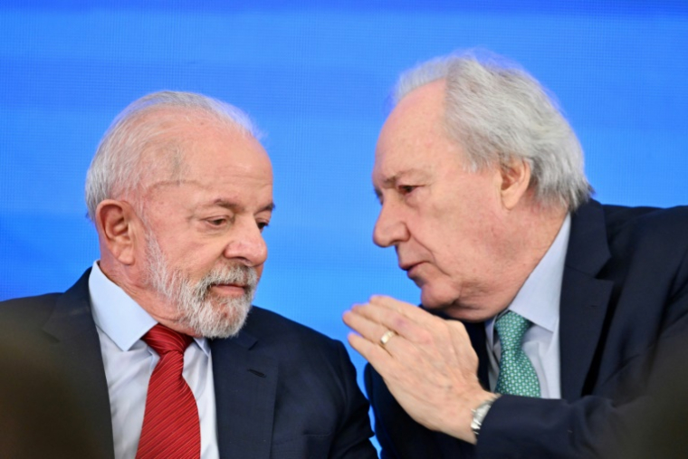 Luiz Inacio Lula da Silva (G) et son ministre de la Justice Ricardo Lewandowski à Brasilia le 23 juillet 2025 ( AFP / EVARISTO SA )
