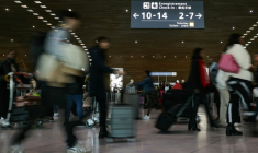 Des passagers à Roissy le 25 avril 2024 ( AFP / Thomas SAMSON )