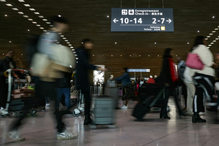 Des passagers à Roissy le 25 avril 2024 ( AFP / Thomas SAMSON )