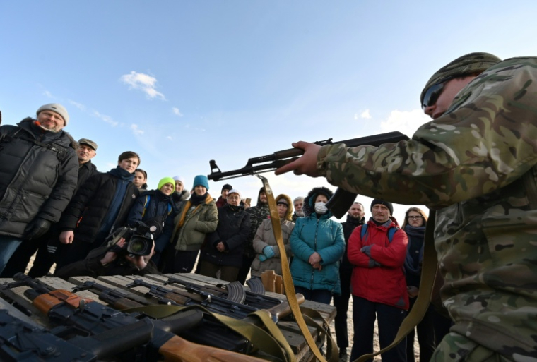 Des habitants participent à une session de formation au maniement des armes à Kiev, le 20 février 2022 en Ukraine ( AFP / Genya SAVILOV )