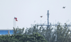 Deux drones taïwanais participent à un exercice militaire le 8 août 2026, à Kaohsiung, dans le sud de Taïwan ( AFP / I-Hwa Cheng )
