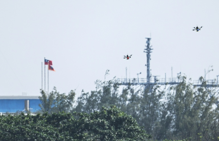 Deux drones taïwanais participent à un exercice militaire le 8 août 2026, à Kaohsiung, dans le sud de Taïwan ( AFP / I-Hwa Cheng )