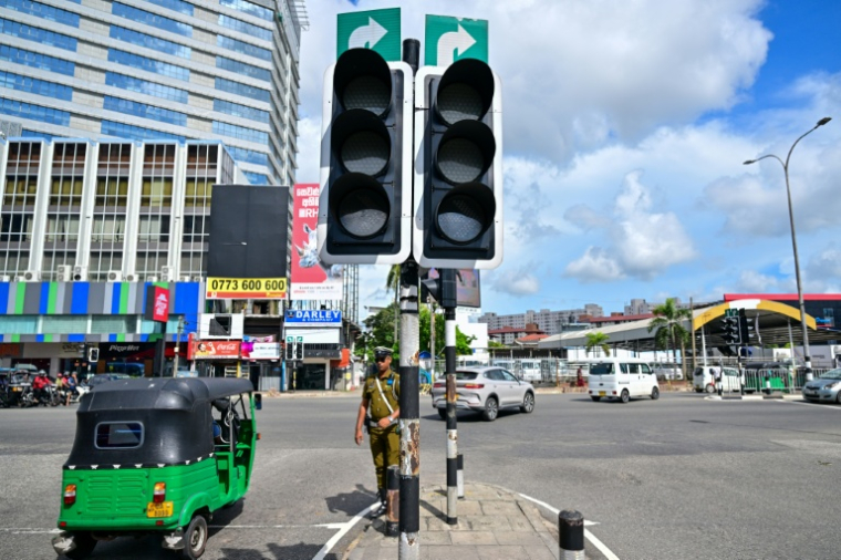Des feux de signalisation éteints, après une panne d’électricité nationale, le 17 octobre 2026 à Colombo, au Sri Lanka ( AFP / Ishara S. KODIKARA )