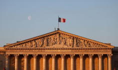 Un drapeau français flotte au-dessus de l'Assemblée nationale à Paris
