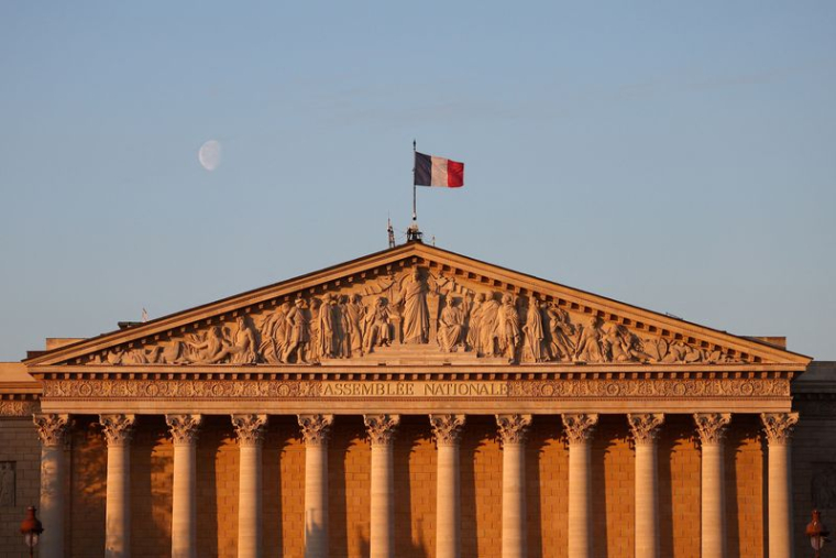Un drapeau français flotte au-dessus de l'Assemblée nationale à Paris