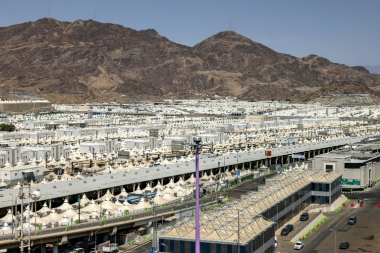 Le village de tentes de Mina qui accueille près de La Mecque les fidèles affluant pour le grand pèlerinage musulman du hajj, le 1er juin 2025 ( AFP / HAZEM BADER )