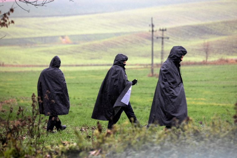 Photo d'archives de policiers près du site d'une explosion dans le village de Przewodow