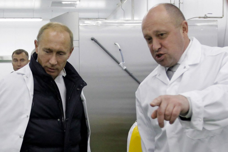 Vladimir Poutine et Evguéni Prigojine à Saint-Pétersbourg, le 20 septembre 2010. ( SPUTNIK / ALEXEY DRUZHININ )