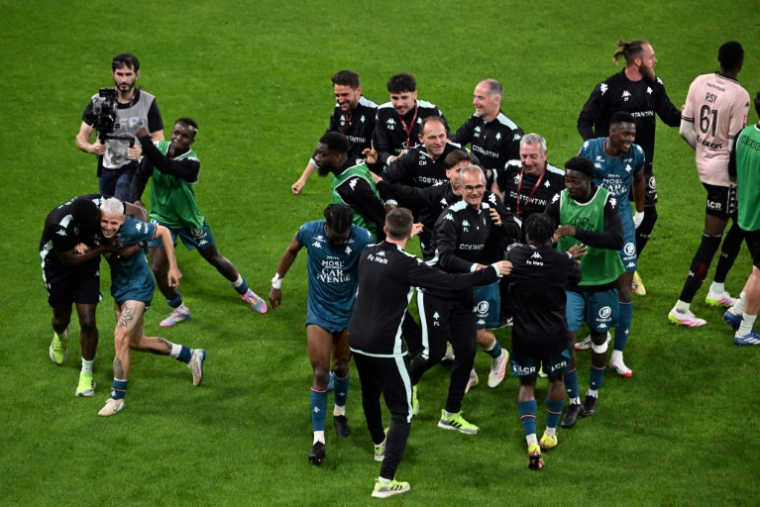 La joie des Messins qui remontent en Ligue 1 après leur succès en barrage retour à Reims, le 29 mai 2025 ( AFP / FRANCOIS NASCIMBENI )