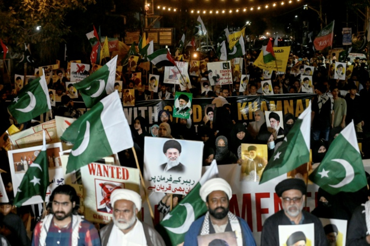 Manifestation à Karachi de musulmans chiites après la mort du guide suprême iranien Ali Khamenei tué dans une attaque américano-israélienne, le 28 février 2026  ( AFP / Rizwan TABASSUM )