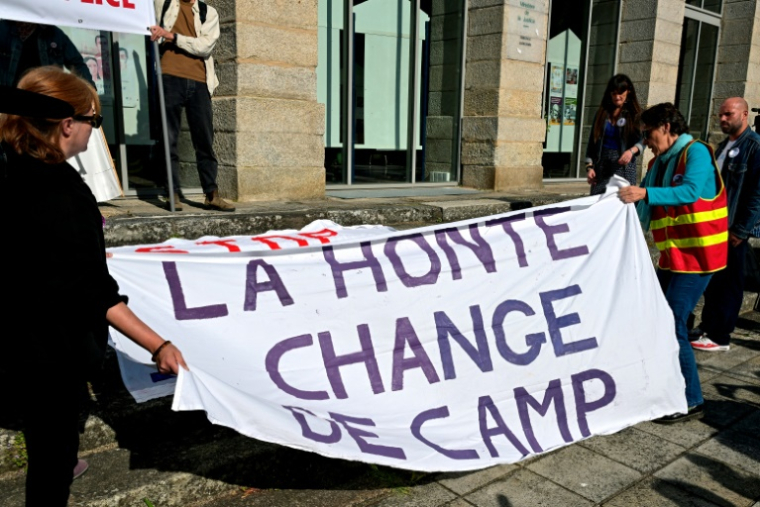 Manifestation devant la cour criminelle du Morbihan à Vannes, le 19 mai 2025, pendant le procès de l'ex-chirurgien pédocriminel Joël Le Scouarnec ( AFP / Damien MEYER )