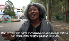 Star d'internet, le singe Punch attire les foules dans son zoo au Japon