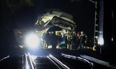Les secours à l'oeuvre près de Gelida après un accident de train, dans la nuit du 20 au 21 janvier 2026 ( AFP / Josep LAGO )