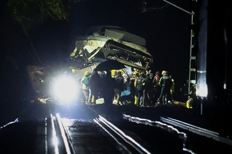 Les secours à l'oeuvre près de Gelida après un accident de train, dans la nuit du 20 au 21 janvier 2026 ( AFP / Josep LAGO )