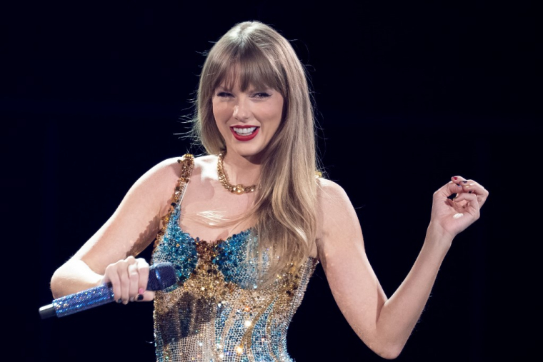 Taylor Swift sur scène lors de la première soirée de sa "Eras Tour" au stade AT&T d'Arlington, au Texas, le 31 mars 2023. ( AFP / SUZANNE CORDEIRO )