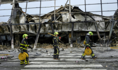 Des pompiers sur le site d’un centre commercial endommagé par une frappe de missile russe à Kiev, le 22 octobre 2026 en Ukraine ( AFP / Vladislav MUSIENKO )