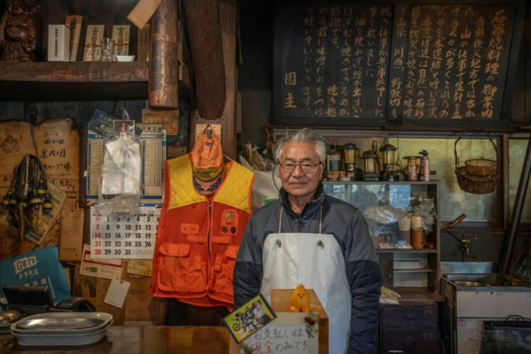 Le chef Koji Suzuki dans son restaurant proposant de la viande d'ours à Chichibu, dans la préfecture de Saitama, le 12 décembre 2025 au Japon ( AFP / Yuichi YAMAZAKI )