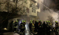 Des pompiers devant un immeuble résidentiel touché par une attaque de drone russe à Vyshhorod, dans la région de Kiev, le 30 novembre 2025 en Ukraine ( AFP / Roman PILIPEY )