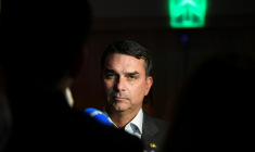 Flavio Bolsonaro le 19 mars 2026 à Rio ( AFP / Daniel RAMALHO )