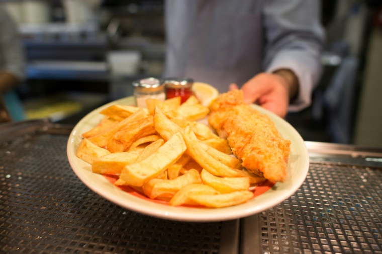 Un plat de fish and chips dans un restaurant de Londres, le 26 janvier 2015  ( AFP / LEON NEAL )