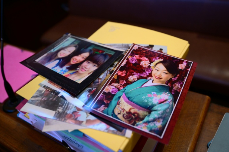 Des photos de la Japonaise Narumi Kurosaki, assassinée en 2016, présentées avant le troisième procès du Chilien Nicolas Zepeda,au tribunal correctionnel de Lyon, le 17 mars 2026 ( AFP / Olivier CHASSIGNOLE )