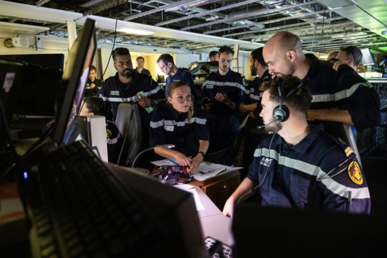 Des marins français opèrent la console contrôlant le canon de 76mm depuis la salle d'opérations centrale à bord de La Lorraine, une frégate multi-mission de la Marine française, naviguant en mer Méditerranée, le 2 octobre 2025, lors de l'exercice Wildfire 2025 dédié à la lutte contre les drones ( AFP / CLEMENT MAHOUDEAU )