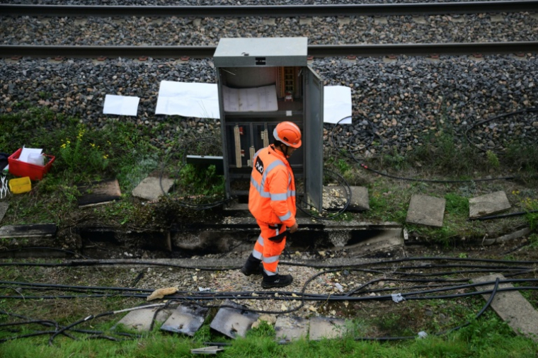 Un agent de la SNCF intervient pour remplacer des câbles endommagés après un acte de vandalisme, au sud de Valence, le 27 octobre 2025 ( AFP / Olivier CHASSIGNOLE )