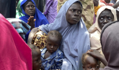 Une femme, libérée après avoir été enlevée au Nigeria par le groupe jihadiste Boko Haram, vient d'être remise aux autorités locales à Pulka, le 8 juin 2026 ( AFP / Audu MARTE )