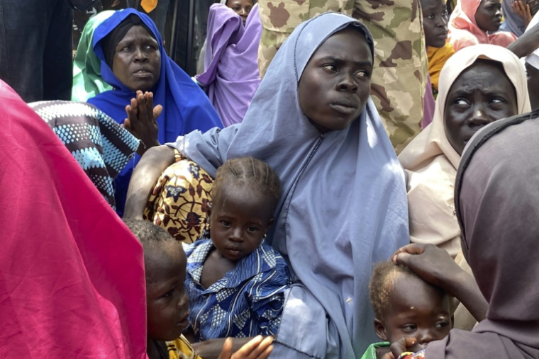 Des femmes et des enfants, libérés après avoir été enlevés par le groupe jihadiste Boko Haram, sont remis aux autorités locales de Pulka, le 8 juin 2026 à Gwoza, au Nigeria ( AFP / Audu MARTE )