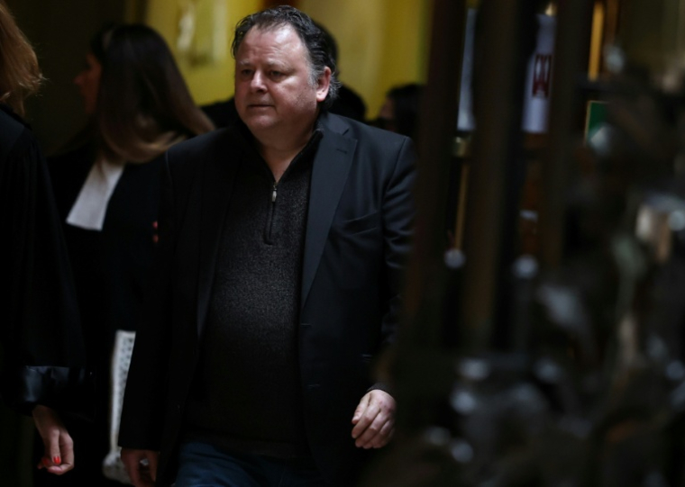 Le réalisateur Christophe Ruggia à l'issue de l'audience et après l'arrêt de la cour d'appel le condamnant à 5 ans de prison dont deux ferme sous bracelet, au palais de justice de Paris le 17 avril 2026 ( AFP / Anne-Christine POUJOULAT )