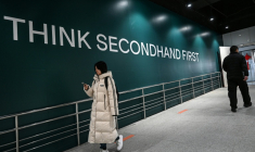 Des passants devant un magasin de seconde main à Shangaï, en Chine, le 10 février 2026 ( AFP / Jade GAO )