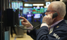 Un trader travaille sur le parquet de la Bourse de New York