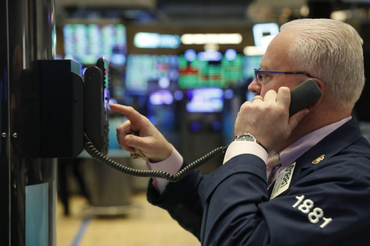 Un trader travaille sur le parquet de la Bourse de New York