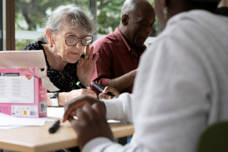 Michèle participe à une activité avec d'autres résidents dans une résidence intergénérationnelle, le 21 août 2026, à Arcueil, dans le Val-de-Marne ( AFP / Kenzo TRIBOUILLARD )